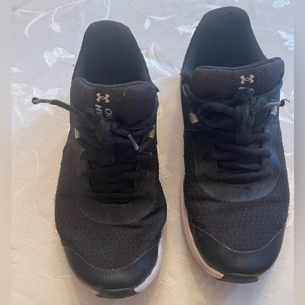 Girls Black Under Armour Size 5 Athletic Sneakers
